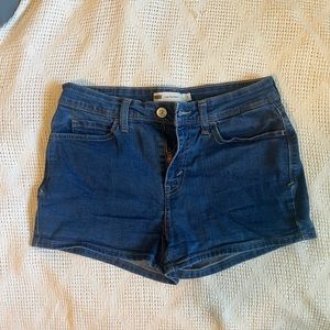 Dark wash Levi’s jean shorts - size 5/27 (stretch)